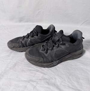 Nike Star Runner 04 Youth Size 1.5Y Black Running Shoes
